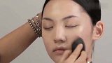 女子五官挺好的就不出众，化个妆容后，变身韩国美女