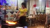 广东老板新招的河南女厨师，炒出来的菜根本没有老师傅好吃