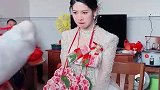 出嫁当天新娘当场哭成泪人，亲人们分别送上用现金折的项链