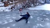 不愧是哈士奇，拽着主人在冰上狂奔，脑瓜子嗡嗡的