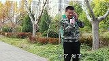 农民工拿血汗钱回家过年，丢失钱袋，情侣的行为暖心
