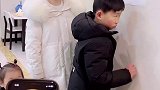 老爸硬核惩罚儿子，妈妈乐了，孩子：我是捡来的吧？