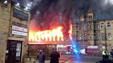 “唐顿庄园”起火了 英国百年大楼发生火灾