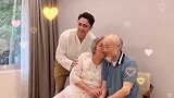 新晋奶爸明道陪父母拍照，让二老亲吻爸爸一脸害羞