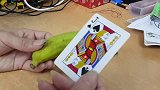 魔术揭秘：隔着皮把香蕉切断，香蕉皮完好无损，但香蕉全断了