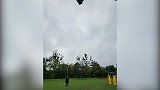足球美学的典范！原口元气表演高难度凌空抽射绝技
