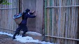 寒冷的冬日，三个人坐在院子里，李子柒烤肉给大家吃