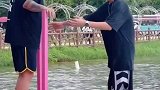 大哥纵身一跃，水上项目教练，又一座泰山压顶
