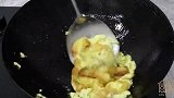 蛋炒饭这样做最好吃，加上菠萝，清香爽口，米饭粒粒分明不粘锅