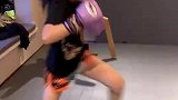 小女孩和父亲练拳，拳如疾风爆发力惊人