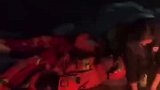 地震救援人员席地休整，老乡生火为他们烘鞋垫和袜子