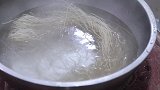 家常炒粉条怎样做才不粘锅大厨教你一招，爽滑筋道，色香味俱全