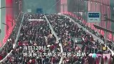 四川泸州纳溪长江大桥通车！数万群众打卡丢钱祈福，有老人冒险翻护栏捡取