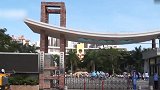 小学暑假作业与五个外国人合影 校长：选择性作业