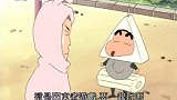 热心肠的小新不知道别人在做什么，就在一旁帮人指导