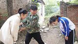 短剧：民工小伙救助晕倒的女学生，当做好事却被误会时，好报来了