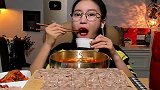 韩国宽粉美女吃辣冷面酱肉片，满满一桌子超满足