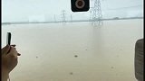 河南新乡，高铁经过时乘客泪目了村庄没了，只有一望无际的水面