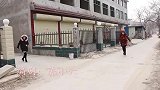 两个儿媳听说公公家拆迁，找公公要拆迁款，孙子孙女做法感动了