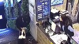 女子网吧突遭男子“袭击”，忠犬挺身而出咬住男子救下主人。