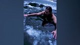 战斗民族就是猛！在冰下潜泳看着都打哆嗦