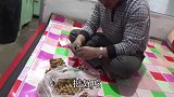 稀饭凉菜简单晚饭，大黑夫妇因为啥争论起来？儿媳妇直乐！好热闹