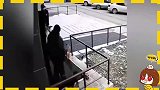 监控下 因为狗攻击人，彪悍的女孩跟壮汉不死不休！