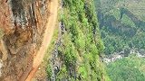 贵州大山一悬崖上的公路，宽度不足3米，这样的地方你敢开吗？
