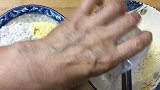 蒸发糕时，别只放酵母！多加一味，发糕蓬松香甜，不粘还发暄