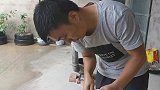 两斤五花肉，铁板一烤再用生菜一卷，老爸头一回这样吃，真绝了