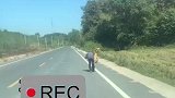 岁卖藕老人徒步分钟赶集，男子开车偶遇将老人送回家