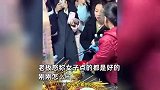 长沙地摊惊现麻辣烫刺客106元一碗，女子当面核对，路人围观声援