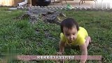 宝宝在草地上向爸爸爬来，下一秒突然站起来，这一幕爸爸很惊讶
