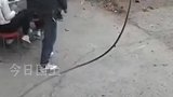 家中亲人去世，亲戚前来祭奠，主家下跪相迎