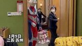 场面一度十分“尴尬”，爸爸扮演奥特曼被萌娃一秒识破