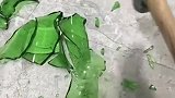 要不是亲眼所见，我绝不会相信，眼前这颗钻戒是用啤酒瓶做出来的