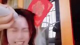 丈夫帮患癌妻子剃头后，把自己头发也剃光