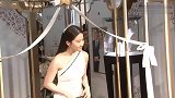 刘亦菲素颜高马尾清纯似学生妹和爱宠合影上演人不如狗终极系列