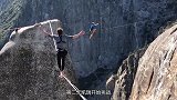 男子1000米高空走钢丝，打败自己弱点，众人惊呼太勇敢了