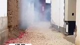 女子订婚日给男方送花，男生羞涩接过