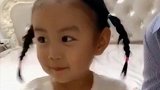 小萝莉为了吃口辣片真是拼了，妈妈还在笑