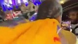 G4赛后布朗尼开车回家和球迷打招呼 球迷一脸震惊