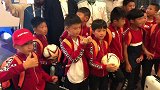 前排合影留念！ 敢梦少年酒店偶遇尼日利亚国家队