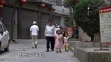 女子被婆婆逼迫离婚，前夫愧疚在心，托女儿拿钱偷偷去看望她