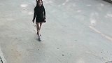 小姐姐路上遇到抢劫的，当场躺下，直接吓跑了抢劫犯