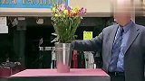 帮别人保管鲜花，却放进了打碎机，把路人吓坏了