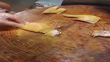 广东湛江白斩鸡斩件，一斤斩完剩八两，老板还有二两能还给我吗