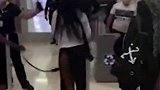 美国航班被迫延误，三名黑人女子当众撒泼，对工作人员拳打脚踢！