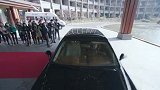 美女赛车有障碍物都不怕 男子看傻眼