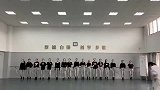 美女模特齐聚一堂，音乐响起时，我知道我沦陷了